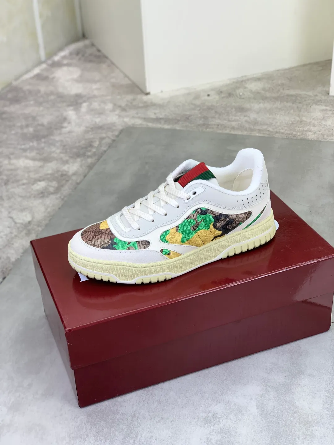 Men's shoes 💰P542 New Gucci autumn and winter low-end catwalk casual sneakers, top version! Oil edge craftsmanship. New model for early spring, creating a perfect style, cool and sassy, ​​c-position fashionable wear, classic shoe style with retro and futuristic feel, showing exquisite texture! Open mold to customize high-density outsole. Comes fully packaged. Size: 40-45 Fabric: Imported calfskin punching Lining: Imported original towel lining